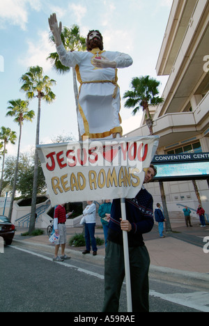 Jusus liebt Sie Nachricht auf Zeichen der männlichen Demonstrator vor dem Convention Center in Tampa Florida Stockfoto