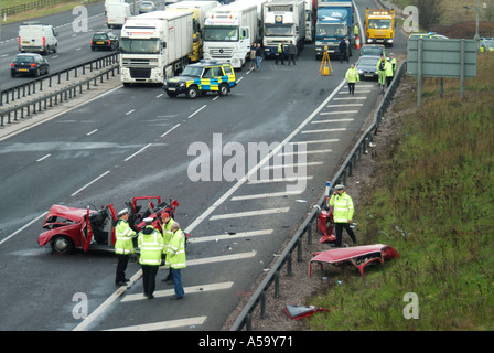 Luftaufnahme Polizei & Unfall Ermittler bei der Arbeit mehrere Stunden nach schweren Absturz LKW Warteschlange hielt Polizeiautos M25 Autobahn Essex England Stockfoto