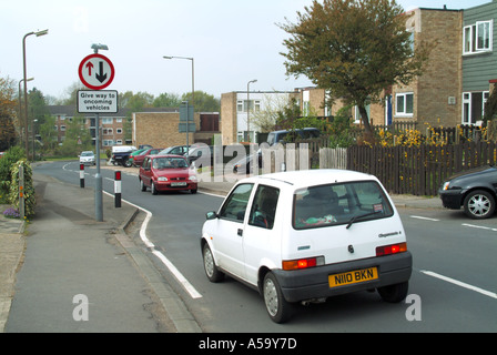 Verkehrsberuhigung misst unterwegs durch Wohnsiedlung Stockfoto