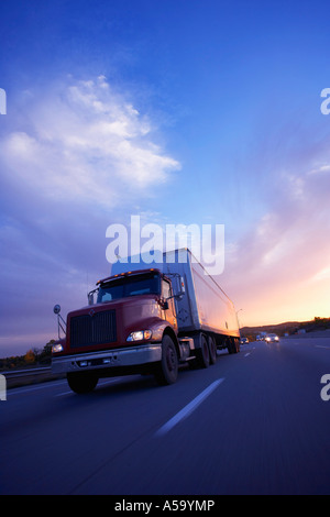 Transport-LKW auf der Autobahn Stockfoto