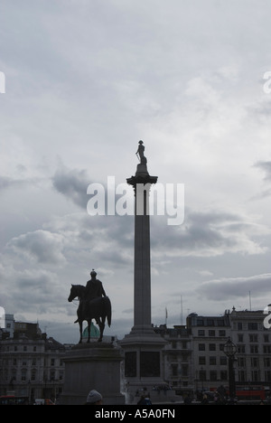 Statue von König George IV betrachten im Vordergrund und Nelsons Säule auf dem Trafalgar square Stockfoto