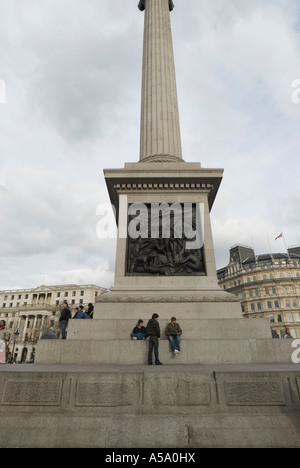 Touristen sitzen auf Stufen des Nelsons Säule auf dem Trafalgar Square Stockfoto