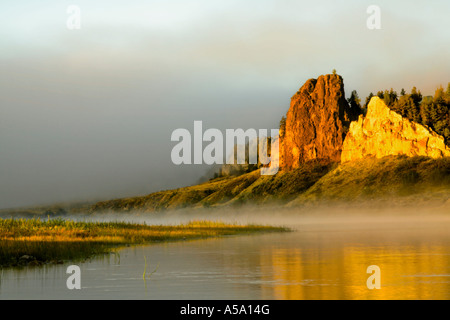 Morgennebel auf dem Missouri River und den Sonnenaufgang leuchtet labarge Rock, eine weiße Klippe Bildung Stockfoto