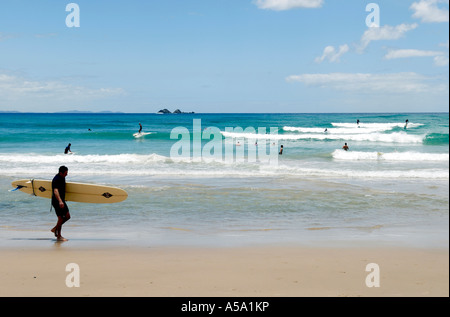 Abkühlung mit einem Surf in Byron Bay, Watego Bay, Gold Coast, Australien Stockfoto