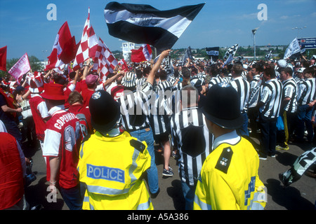 Polizisten im Dienst an einem Premiership Fußball match bei Wembley in London Stockfoto