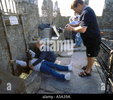 Touristen, die küssen den Blarney Stone in Blarney Castle County Cork Irland Stockfoto