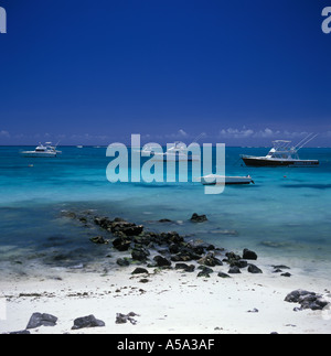 Strand von Mont Choisy, weißes Pulver Sand, schwarzen Felsen, Meer, Boote auf kristallklarem Meer festgemacht, Mont Choisy, Mauritius Pamplemousses Stockfoto