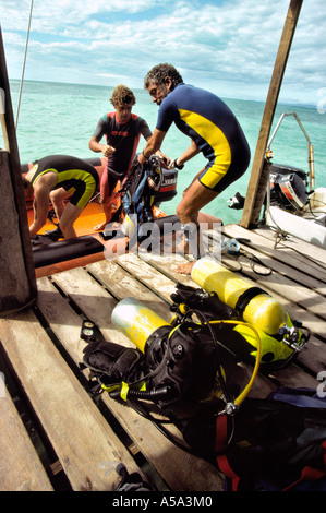 Belize Coral Cay Erhaltung South Wasser Cay laden Tauchausrüstung auf Boot Stockfoto