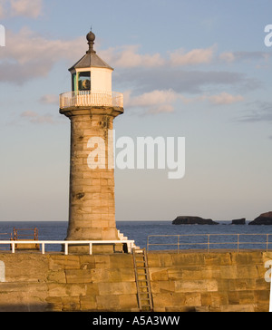 Leuchtturm auf dem Pier in Whitby an der Küste von North Yorkshire. Vereinigtes Königreich Stockfoto