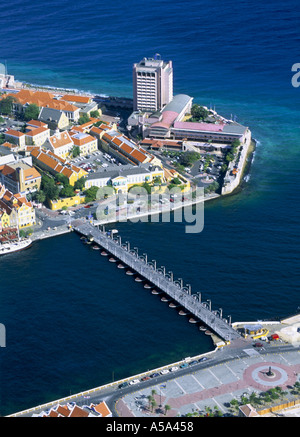 Sint Ana Bucht von Willemstad Curacao durchzogen von Königin Emma der berühmten Ponton-Brücke Stockfoto