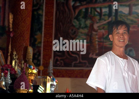 Mann stand vor einem Tempel in Chiang Mai, thailand Stockfoto