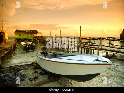 Belize Ambergris Cay San Pedro Tackle Box Bar bei Sonnenuntergang Stockfoto