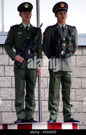 Chinesischen militärischen Wachen Wachen mit einem automatischen Sturmgewehr an einem chinesischen nationalen Gebäude, Hong Kong, China Stockfoto