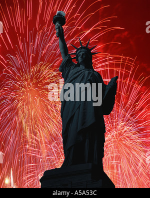 Freiheitsstatue mit Feuerwerk, New York, New York Stockfoto
