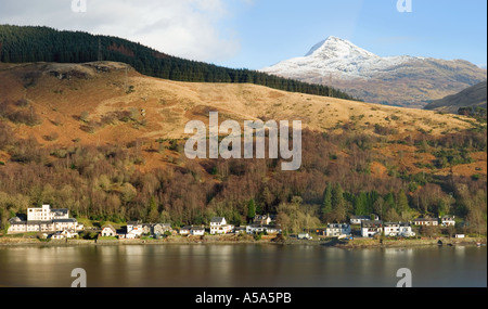 Die Arrochar-Alpen, felsige Berge in der Nähe von Loch Long in Argyll und Lochside-Landschaft in Bute. Arrochar, Schottland, Vereinigtes Königreich Stockfoto