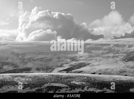 Heidelandschaft, Heather Brennen Muster und visuelle Verschmutzung der schottischen Landschaft, Aberdeenshire, Schottland Großbritannien Stockfoto