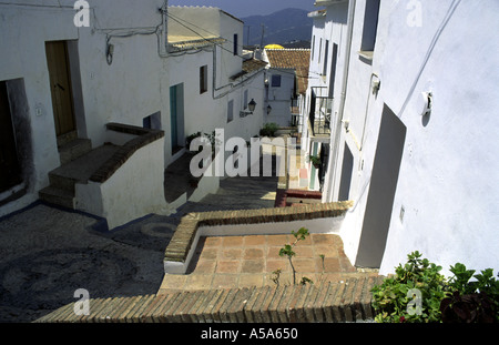 Treppen in weiß Straßendorf in Andalusien Stockfoto