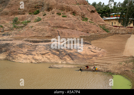 Aksum, Axum, Äthiopien, Frauen Wäsche waschen in der Königin von Sheeba Pool Stockfoto