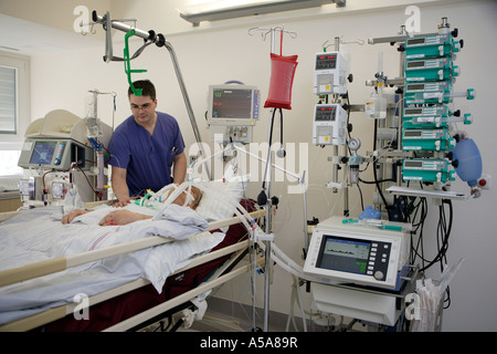 EIN PFLEGER UND EIN PATIENT AUF DER INTENSIVSTATION Stockfoto