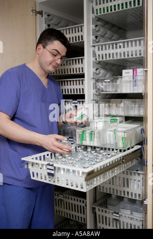 KRANKENPFLEGER IM RAHMEN SEINER TÄTIGKEIT Stockfoto