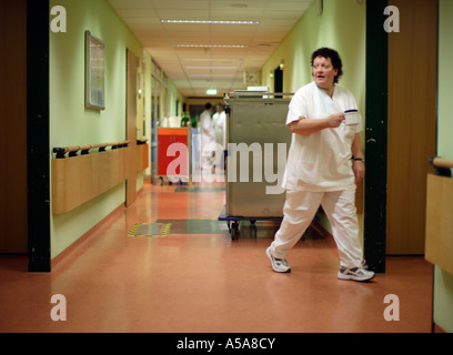 STATIONSSCHWESTER WÄHREND IHRER TÄTIGKEIT Stockfoto