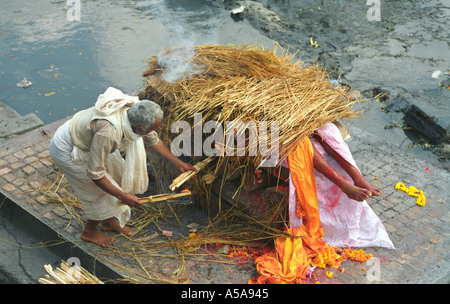 Traditionelle hinduistische Feuerbestattung Pashupatinath brennen Ghats in Nepal Stockfoto