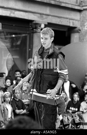 Justin Timberlake und seine Band Nsync durchführen bei einer TV-Show in Covent Garden in London 1997 Stockfoto