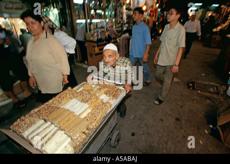 Ein Alter Mann, der seinen Wagen durchschieben der Straßenmarkt in Damaskus Syrien Stockfoto