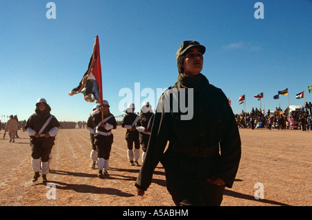 Gruppe der Polisario Kämpferinnen paradieren am Unabhängigkeitstag feiern, Tindouf, Algerien Stockfoto