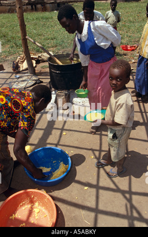 Nahrungsmittelhilfe ist den Menschen in Uganda zur Verfügung gestellt. Stockfoto