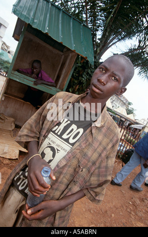 Jungen obdachlosen Klebstoff-Sniffer auf Straße, Kampala, Uganda Stockfoto