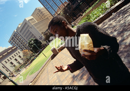 Junge obdachlose junge sniffing Glue auf Straßen, Johannesburg, Südafrika Stockfoto