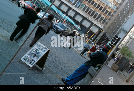Fußgänger auf den Straßen von Johannesburg in Südafrika Stockfoto