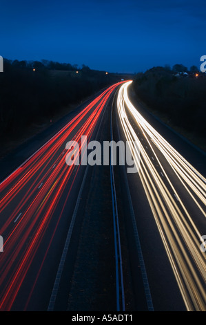 Licht-Trails auf einer Autobahn / Landstraße / Autobahn. Stockfoto