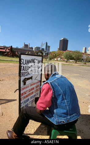 Ein Mann Handpainting ein Zeichen in Johannesburg in Südafrika Stockfoto