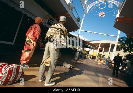 Ein paar auf einer Straße in Johannesburg, Südafrika Stockfoto