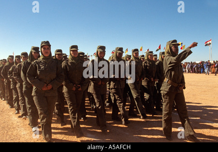 Weibliche Polisario Kämpfer am Unabhängigkeitstag, Tindouf, westlichen Algerien marschieren Stockfoto