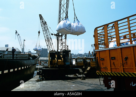 Ein Blick auf waren der Verladung in ein Containerschiff in der Dichter von Beirut-Libanon Stockfoto