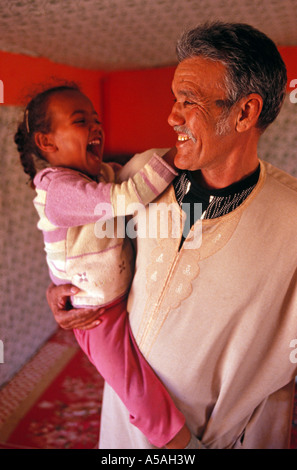 Ein Sahrawi-Mann trägt eine Mädchen in Tindouf westlichen Algerien Stockfoto