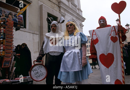 Menschen in ausgefallenen Kostümen gekleidet teilnehmen in den venezianischen Karneval Venedig Italien Stockfoto