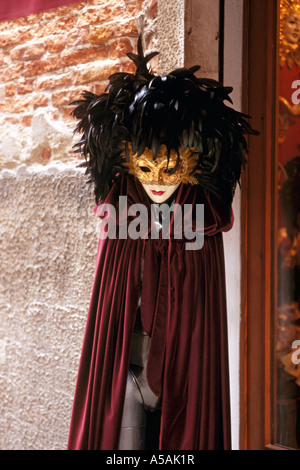 Ein Shop, ein Mannequin trug eine Maske und ein schickes Cotume in Venedig anzeigen Stockfoto