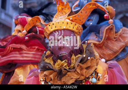 Menschen in ausgefallenen Kostümen gekleidet feiern der venezianische Karneval in Venedig Italien Stockfoto