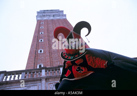 Ein Mann trug eine Maske und ausgefallene Kostüm feiert der venezianische Karneval in Venedig Italien Stockfoto
