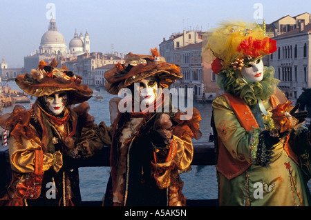 Leute, gekleidet in ausgefallenen Kostümen und Masken, die Feiern des venezianischen Karnevals in Venedig Italien Stockfoto