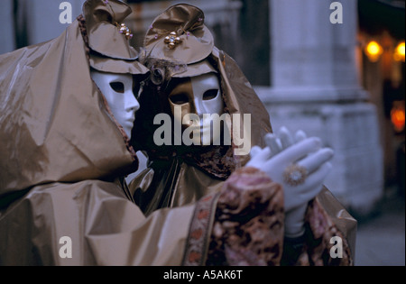 Frauen gekleidet in ausgefallenen Kostümen und Masken im venezianischen Karneval Venedig Italien teilnehmen Stockfoto