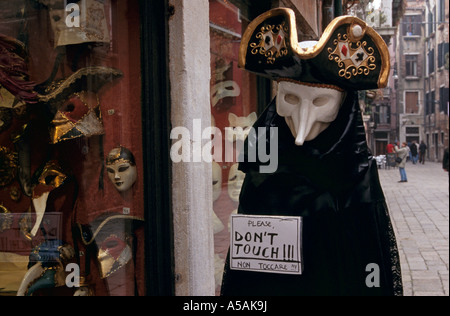 Ein Geschäft, die Anzeige einer Reihe von Masken und Kostüme für den venezianischen Karneval Venedig Italien Stockfoto