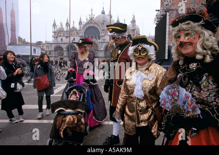 Menschen in Masken und Kostümen gekleidet für den venezianischen Karneval in Venedig Italien Stockfoto