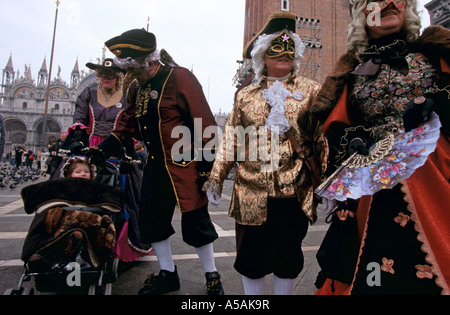 Menschen in ausgefallenen Kostümen gekleidet und Masken feiern das venezianischen Karneval Venedig Italien Stockfoto