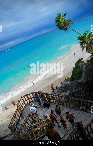 Steile Holztreppe führt zum kleinen Strand unter den Maya-Ruinen in Tulum, Mexiko Stockfoto