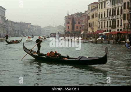 Touristen, die gondelfahrten auf den Canal Grande, Venedig, Italien Stockfoto